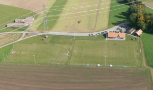 Vue aérienne d'un terrain de football et bâtiments