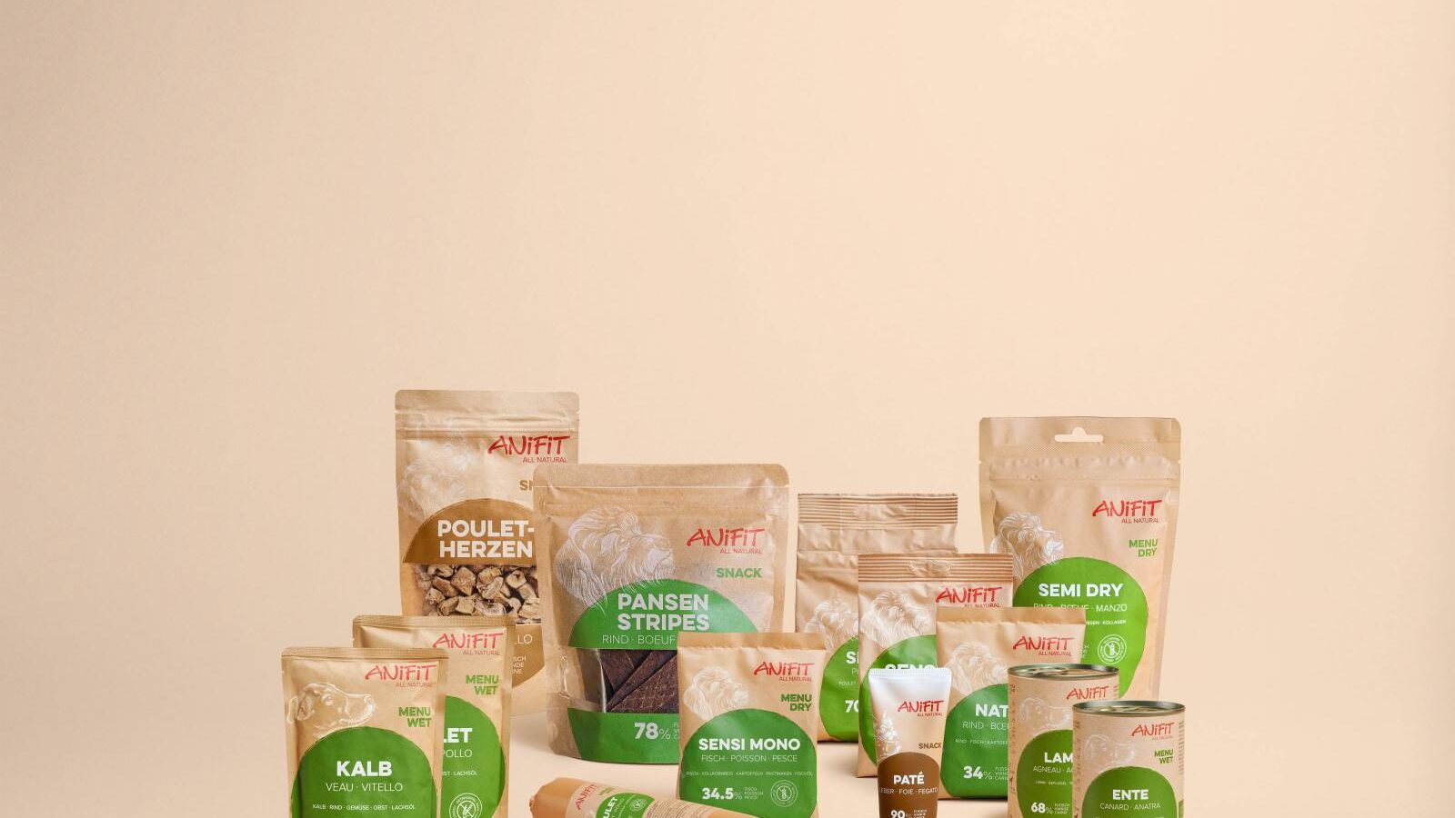 Produits alimentaires pour animaux sur fond beige.