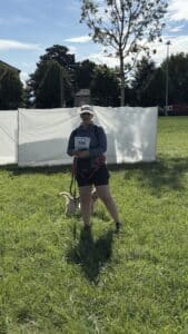 Participante avec chien lors d’un événement canin