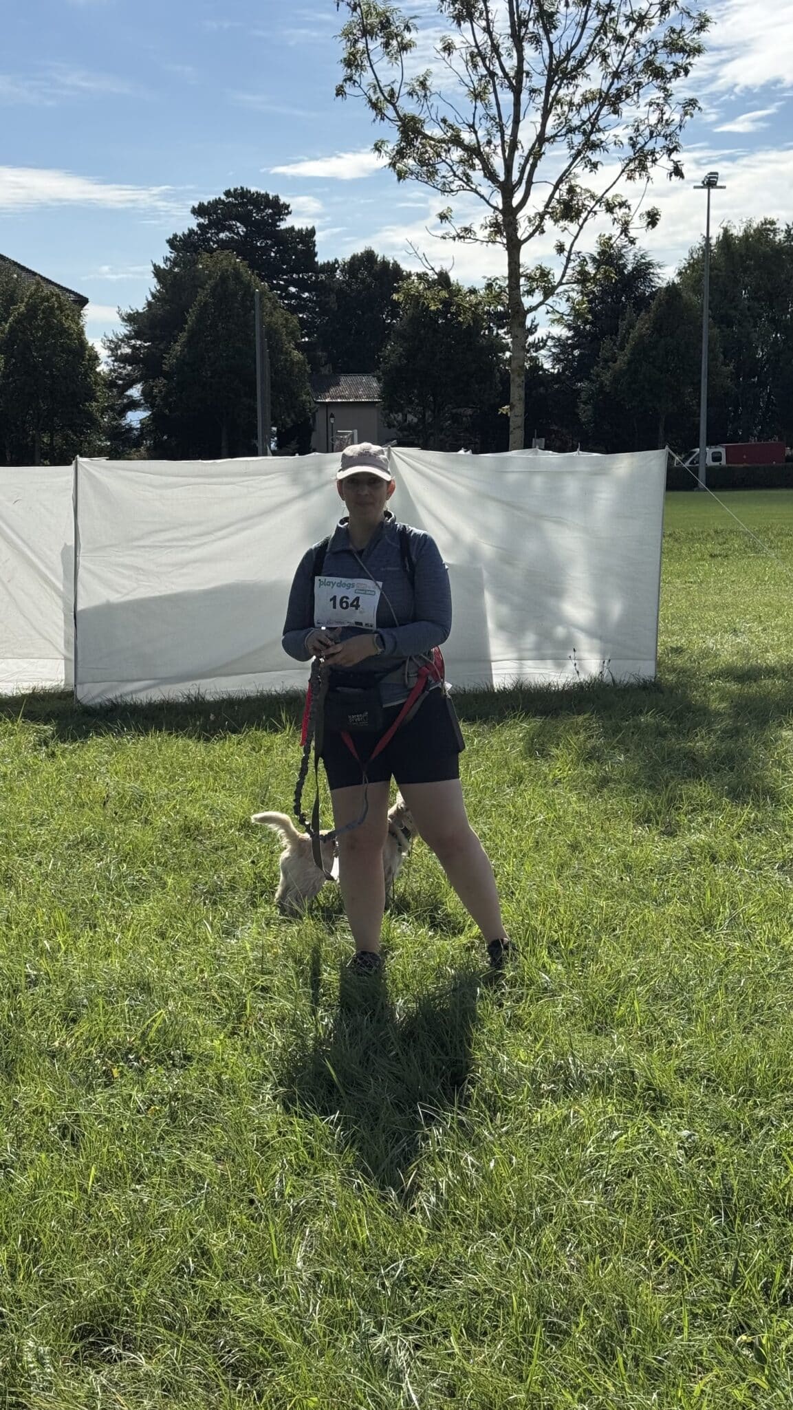 Participante avec chien lors d’un événement canin