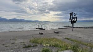 Sculpture moderne au bord d’un lac montagneux
